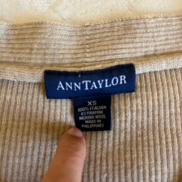🔵 Ann Taylor Ribbed V-Neck Sweater - Picture 3 of 3